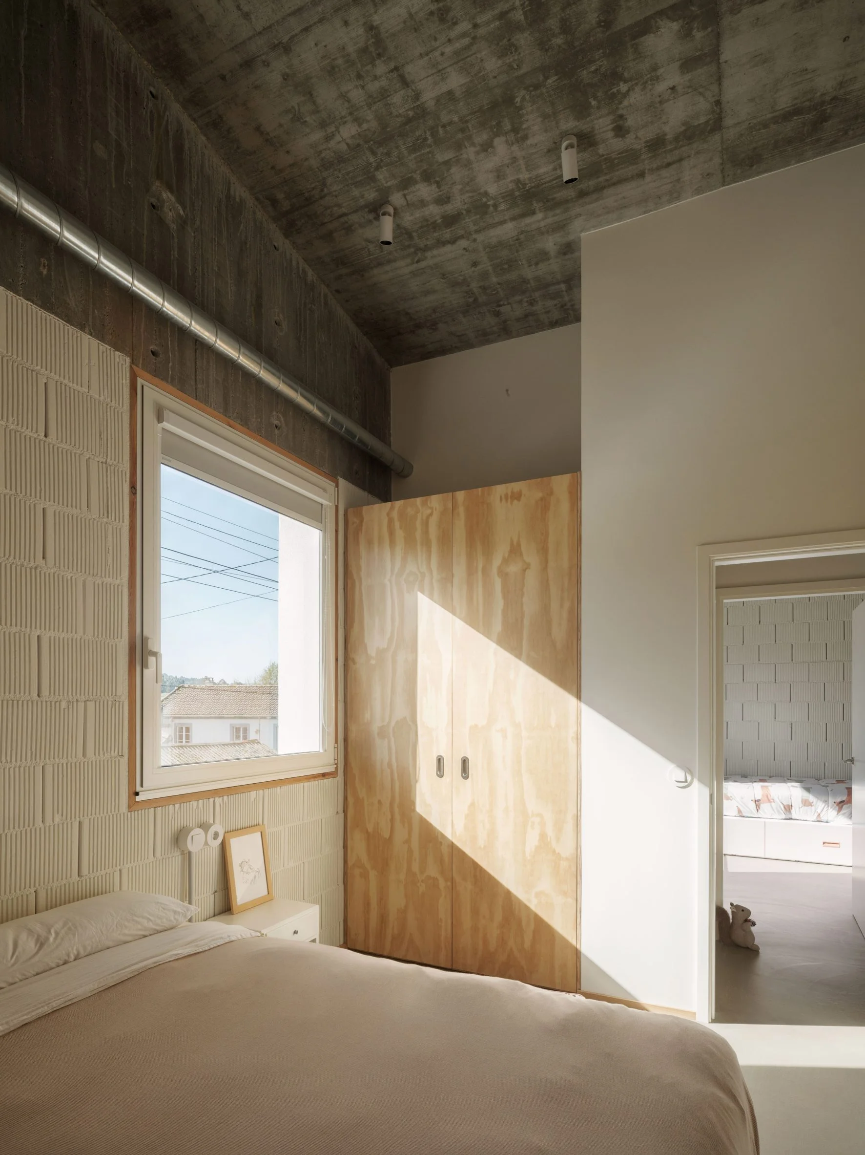 Blockwork-lined bedroom
